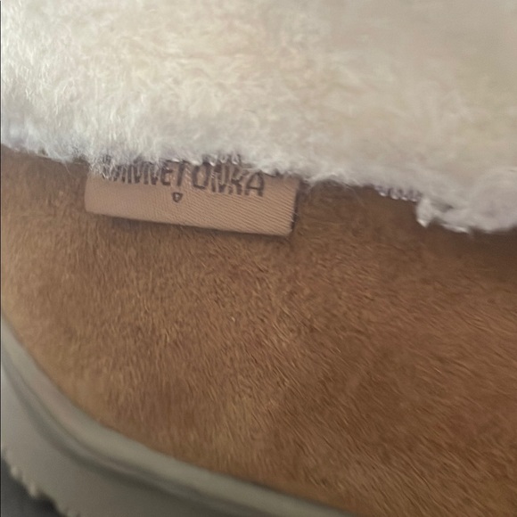 Minnetonka Women’s 9 Cozy Brown Winter Boots with Plush Lining - Picture 2 of 7